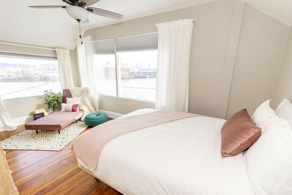 Cozy Riverfront Bungalow With Stunning Views 卡温顿 外观 照片